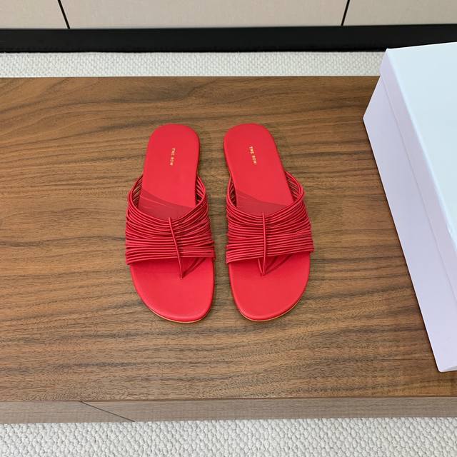 The Row Roman mesh slippers. A bit of retro, casual and sexy! Always minimalist