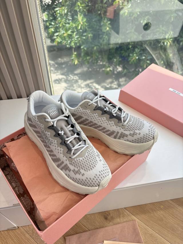 Top version Miumiu thick-soled sneakers After leading the aesthetics of slender