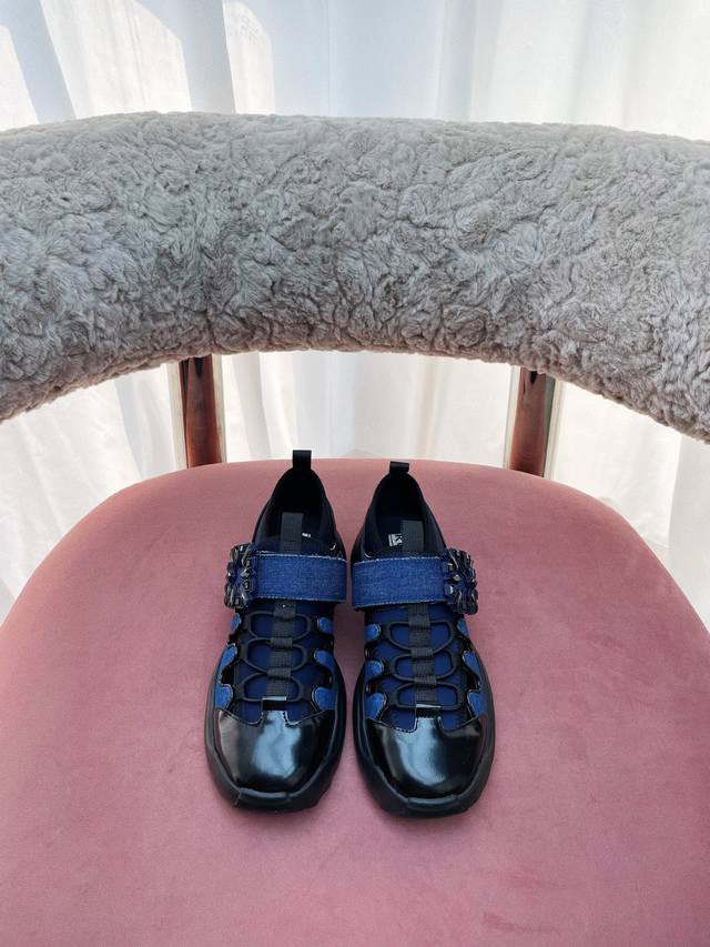 Factory Price P * This pair of casual sports shoes has distinctive classic elem