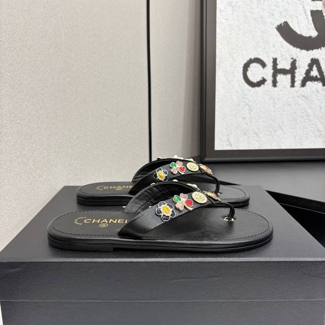The hottest flip-flops The counters are simply crazy about buying them. The majo