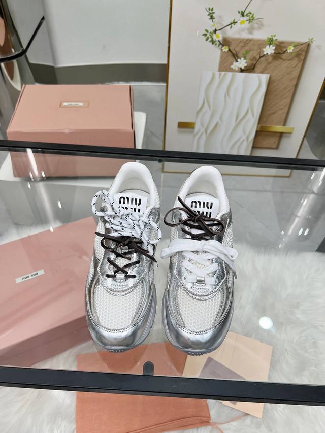 real priceMiumiu has a new co-branded sneaker! ! The previous Miu Miu X New Bala