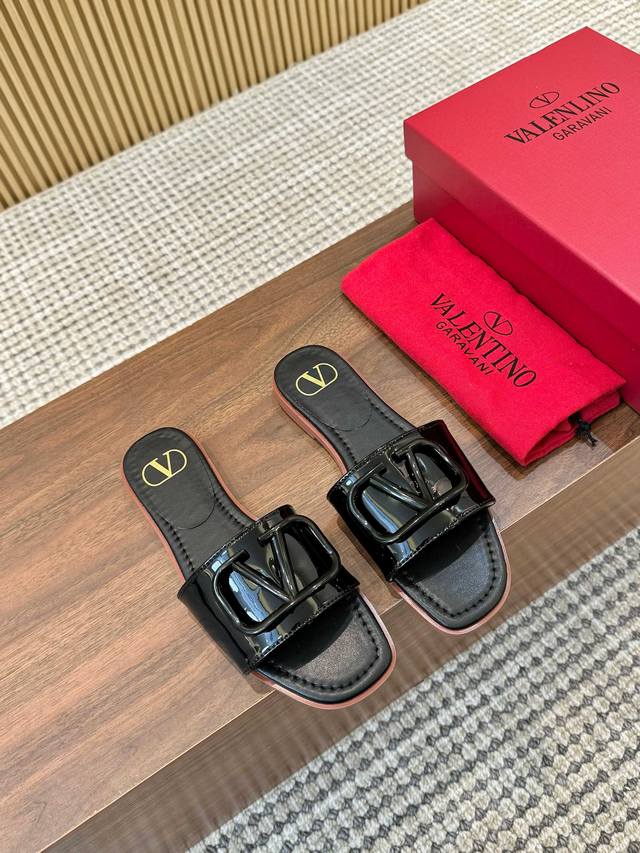 210 leather outsole Wu Qianyu's new spring and summer flat slippers. The upper h