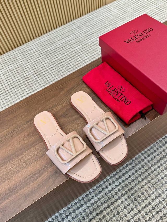 210 leather outsole Wu Qianyu's new spring and summer flat slippers. The upper h