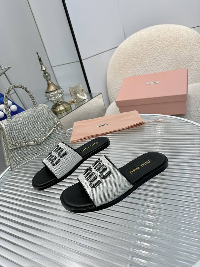 Leather outsole 210 Miu Miu 25Ss Summer New Canvas Flat Slippers This sandal is
