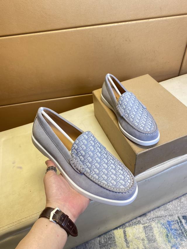 Exclusive first release of Dior's unique modern sports shoes. Counter purchase