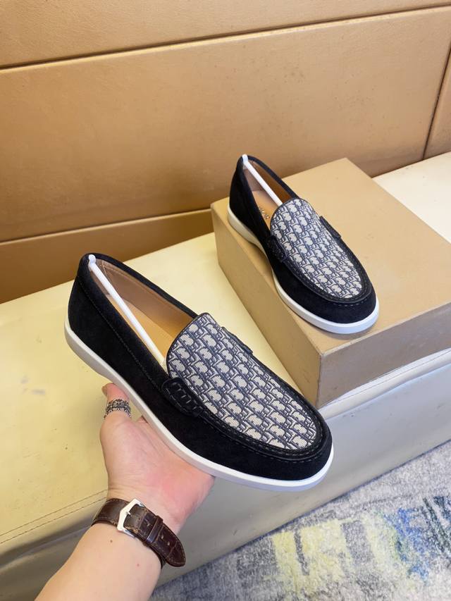 Exclusive first release of Dior's unique modern sports shoes. Counter purchase