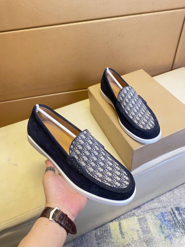 Exclusive first release of Dior's unique modern sports shoes. Counter purchase