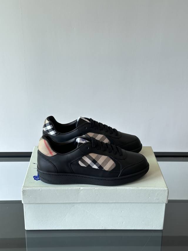 B's classic low-top sneakers for men, reinterpreted with vintage checkered cotto