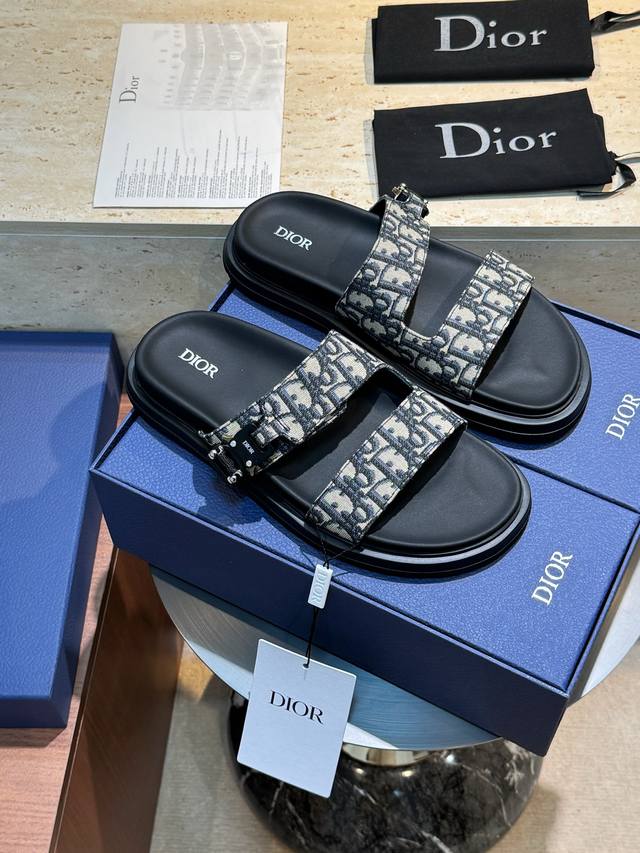 This D&G Aqua men's sandal is elegant and casual, reinterpreted with an adjusta