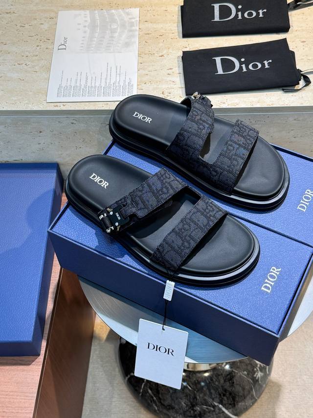 This D&G Aqua men's sandal is elegant and casual, reinterpreted with an adjusta