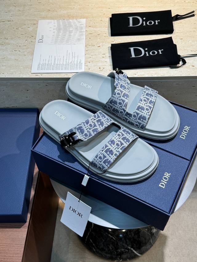 This D&G Aqua men's sandal is elegant and casual, reinterpreted with an adjusta