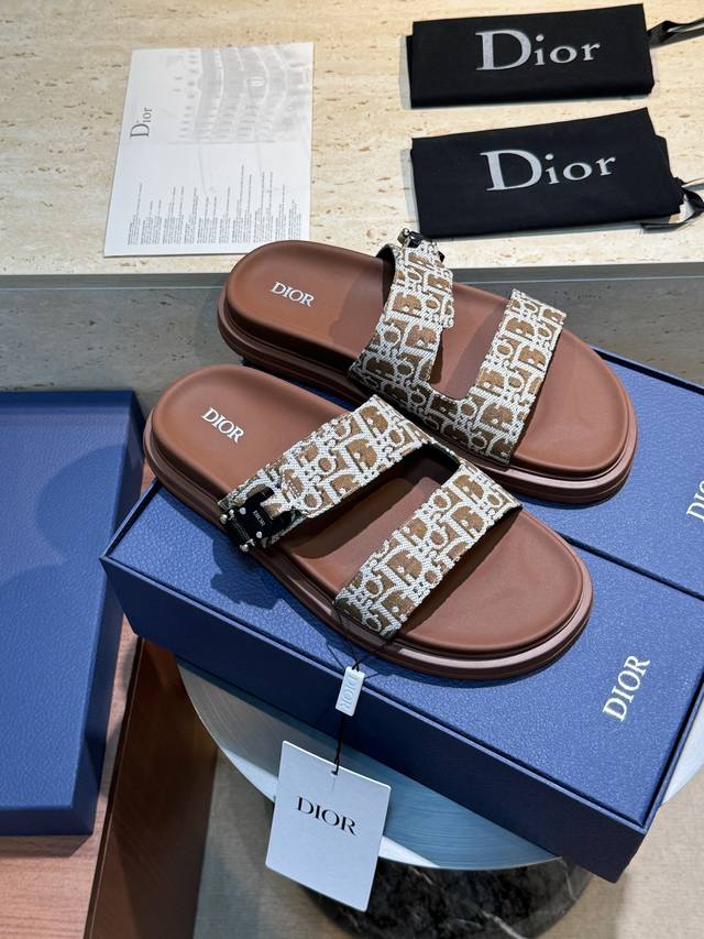 This D&G Aqua men's sandal is elegant and casual, reinterpreted with an adjusta