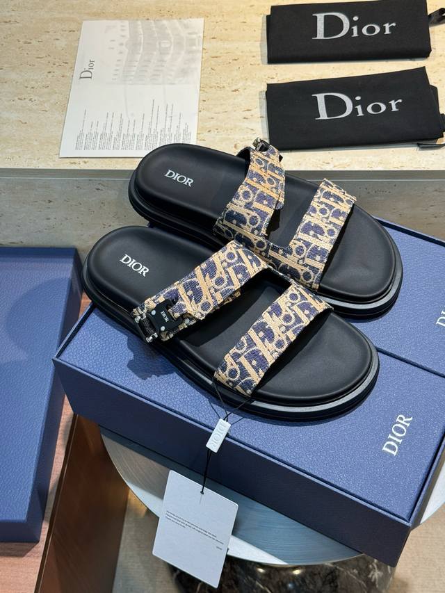 This D&G Aqua men's sandal is elegant and casual, reinterpreted with an adjusta