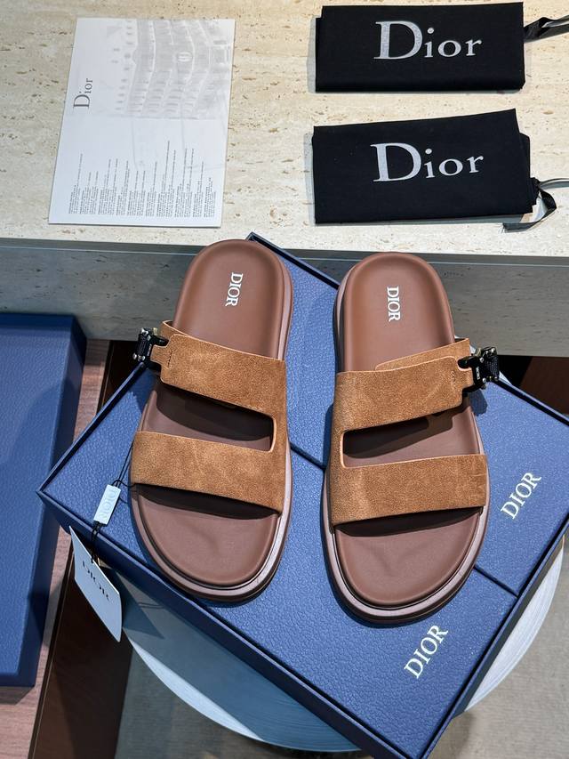 This D'Aqua men's sandal is elegant and casual, reinterpreted with an adjustabl