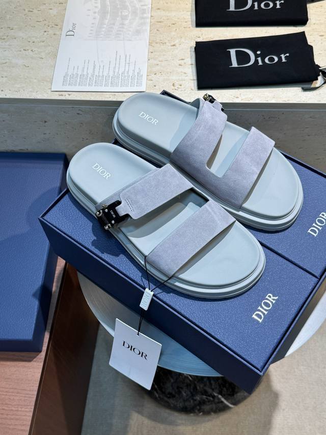 This D&G Aqua men's sandal is elegant and casual, reinterpreted with an adjusta
