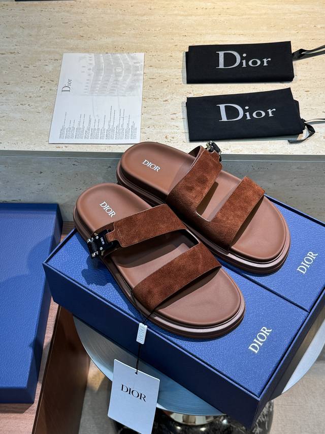 This D&G Aqua men's sandal is elegant and casual, reinterpreted with an adjusta