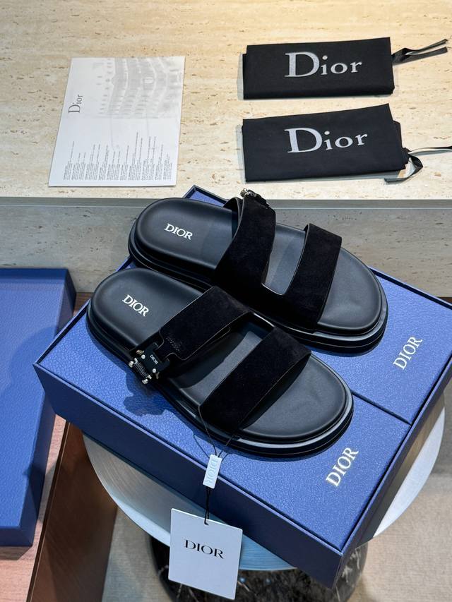 This D&G Aqua men's sandal is elegant and casual, reinterpreted with an adjusta