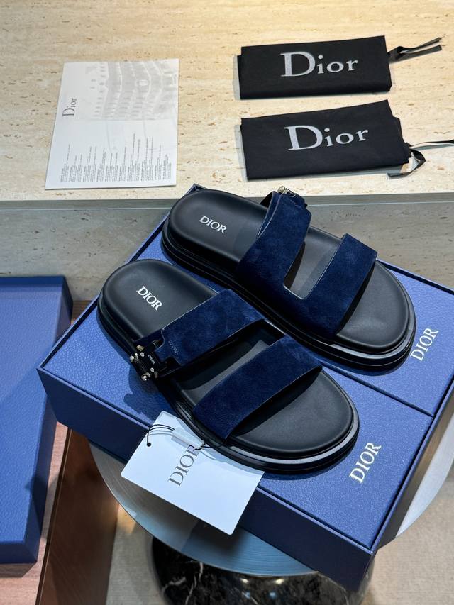 This D&G Aqua men's sandal is elegant and casual, reinterpreted with an adjusta