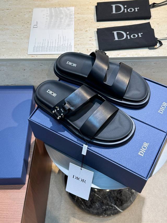 This D&G Aqua men's sandal is elegant and casual, reinterpreted with an adjusta