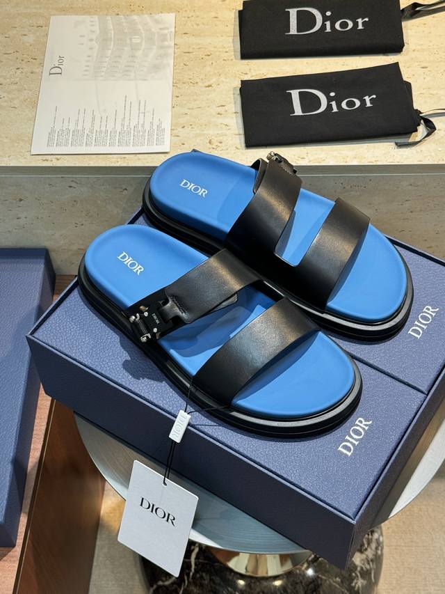 This D&G Aqua men's sandal is elegant and casual, reinterpreted with an adjusta