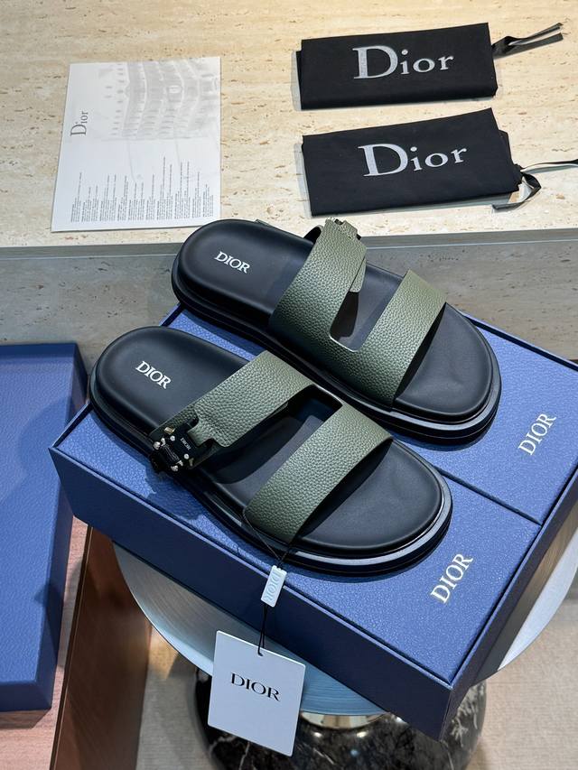 This D&G Aqua men's sandal is elegant and casual, reinterpreted with an adjusta