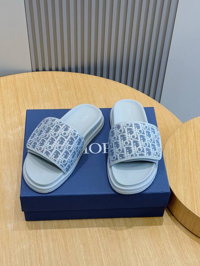 D Aqua Men's Slipper Sandals This Aqua sandal is elegant and casual. The cross-s