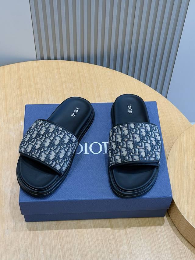D Aqua Men's Slipper Sandals This Aqua sandal is elegant and casual. The cross-s