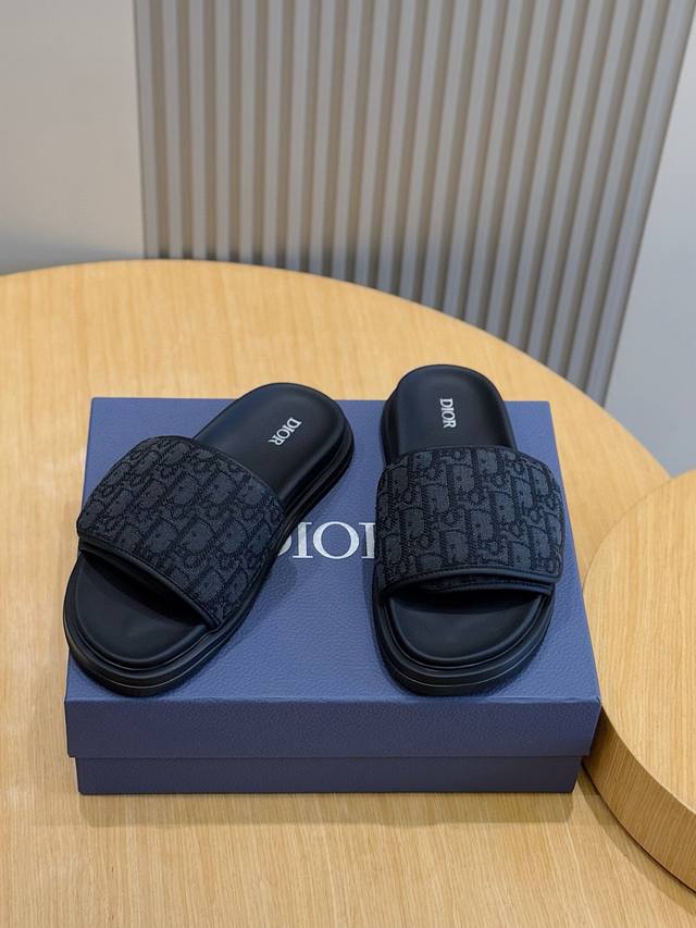 D Aqua Men's Slipper Sandals This Aqua sandal is elegant and casual. The cross-s