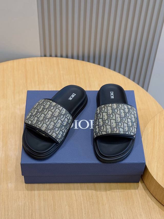 D Aqua Men's Slipper Sandals This Aqua sandal is elegant and casual. The cross-s