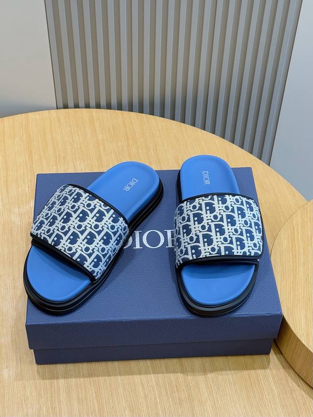 D Aqua Men's Slipper Sandals This Aqua sandal is elegant and casual. The cross-s