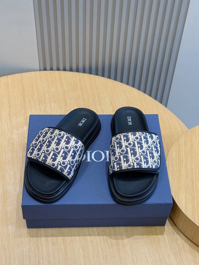 D Aqua Men's Slipper Sandals This Aqua sandal is elegant and casual. The cross-s