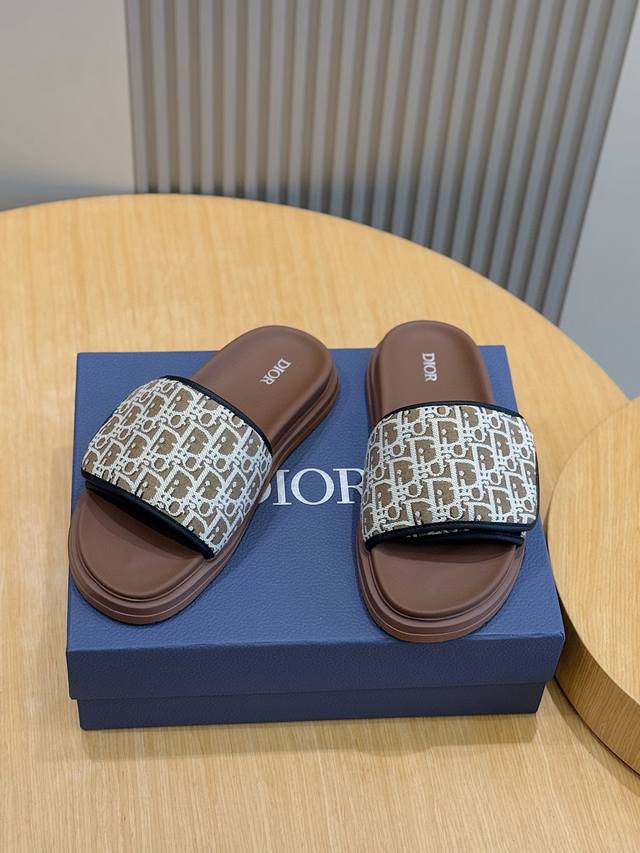 D Aqua Men's Slipper Sandals This Aqua sandal is elegant and casual. The cross-s