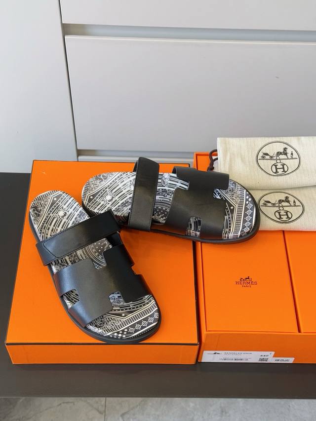 Herme* Chypre Sandals Calfskin functional sandals. With ergonomic rubber sole an