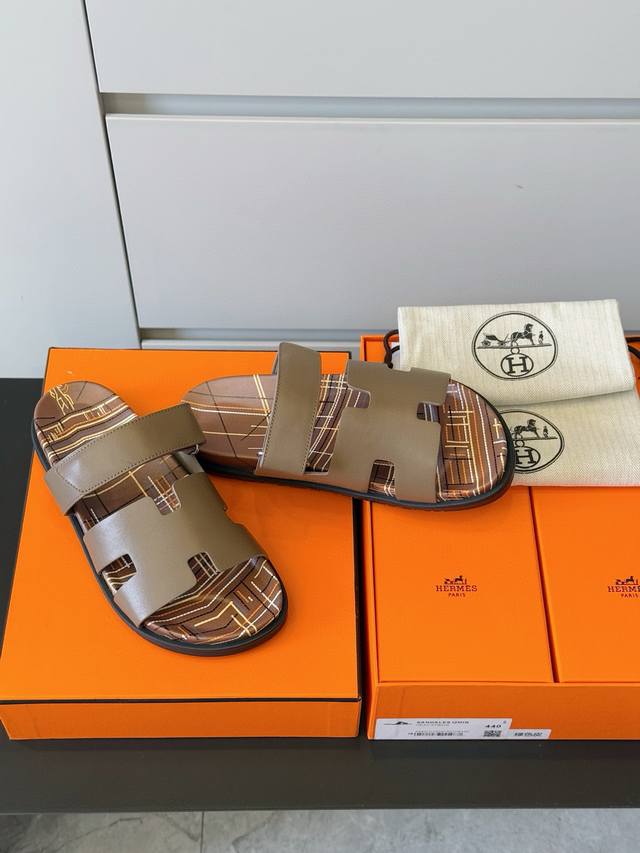 Herme* Chypre Sandals Calfskin functional sandals. With ergonomic rubber sole an