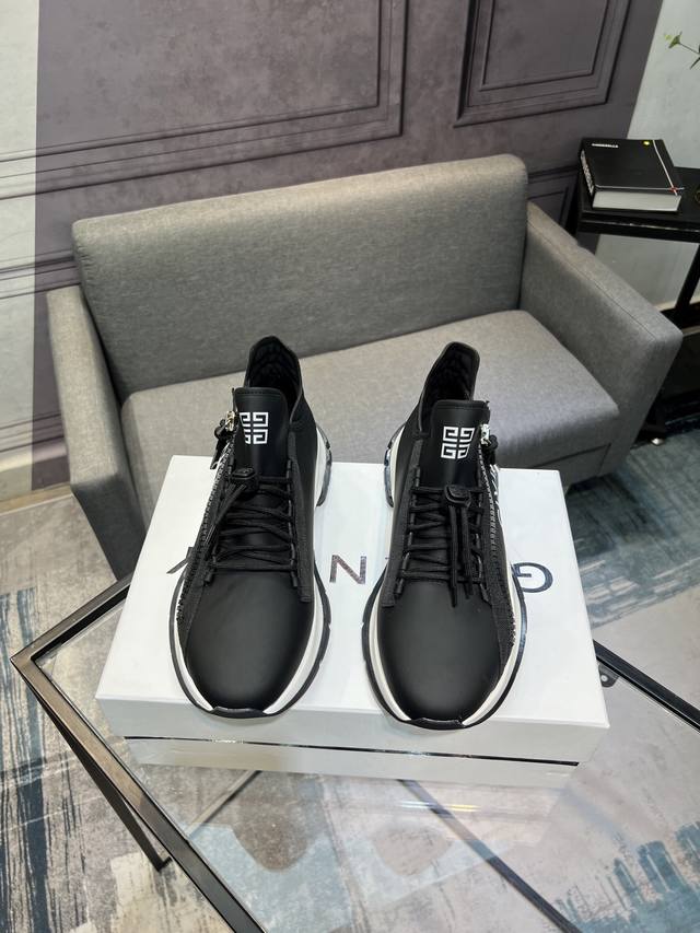 GIVENCHY Givenchy new counter synchronized, everyone has a pair, don't miss it.
