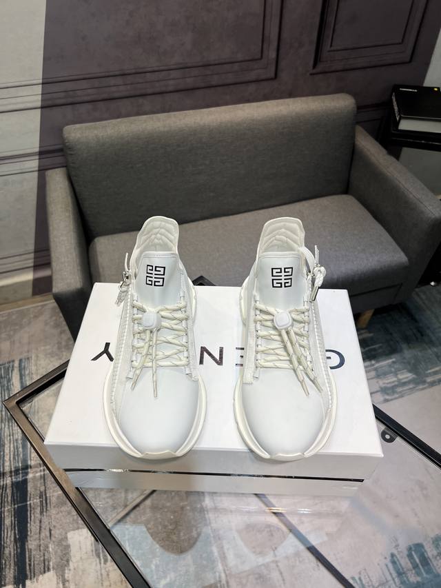 GIVENCHY Givenchy new counter synchronized, everyone has a pair, don't miss it.