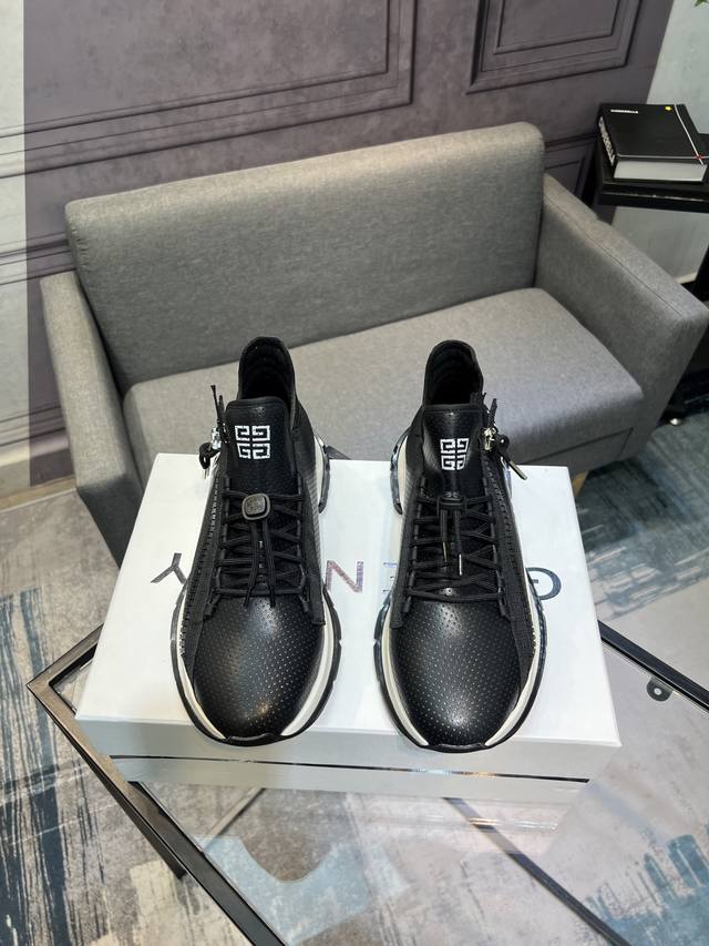 GIVENCHY Givenchy new counter synchronized, everyone has a pair, don't miss it.