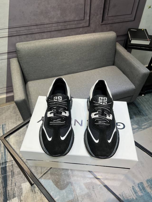GIVENCHY Givenchy new counter synchronized, everyone has a pair, don't miss it.