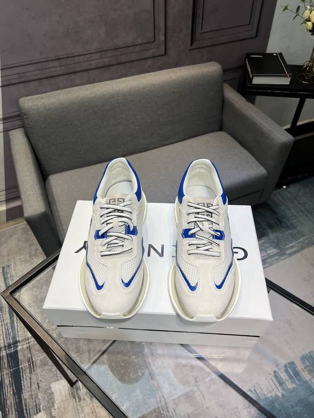 GIVENCHY Givenchy new counters synchronized, everyone has a pair, don't miss it.