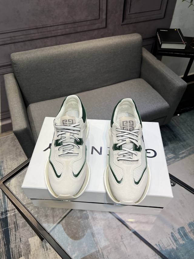 GIVENCHY Givenchy new counters synchronized, everyone has a pair, don't miss it.