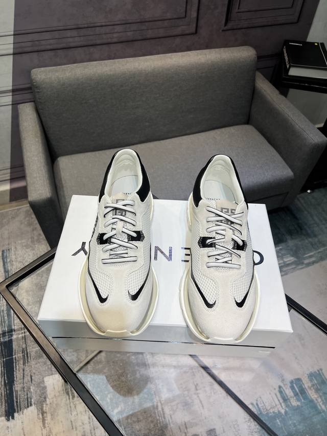 GIVENCHY Givenchy new counters synchronized, everyone has a pair, don't miss it.