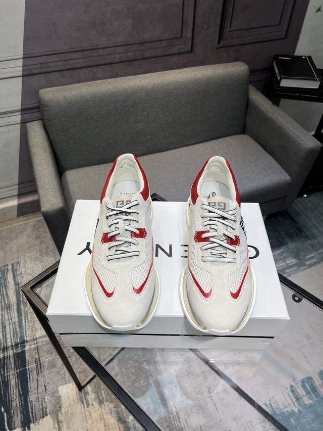 GIVENCHY Givenchy new counter synchronized, everyone has a pair, don't miss it.
