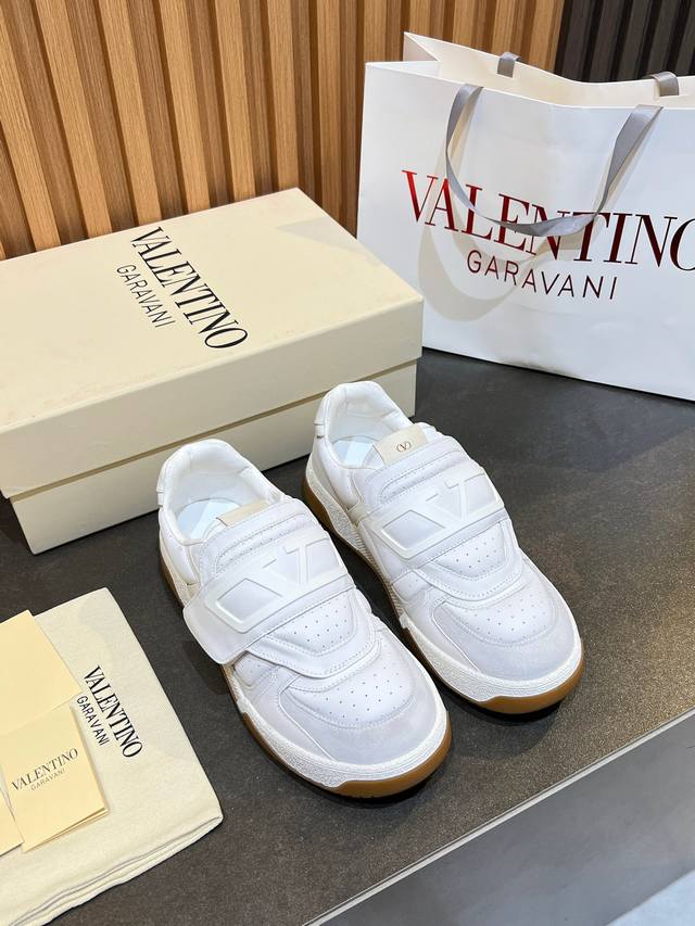 Valentino couple sneakers series Valentino 2025 new couple sneakers are on sale.