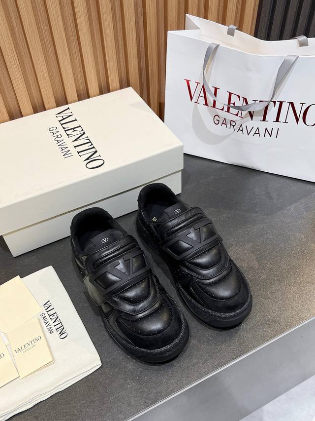 Valentino couple sneakers series Valentino 2025 new couple sneakers are on sale.
