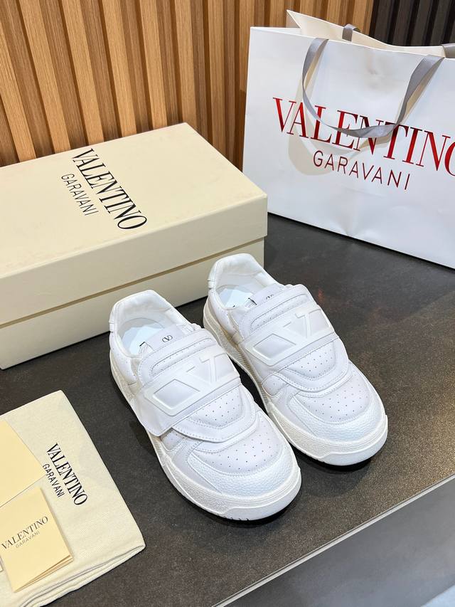 Valentino couple sneakers series Valentino 2025 new couple sneakers are on sale.