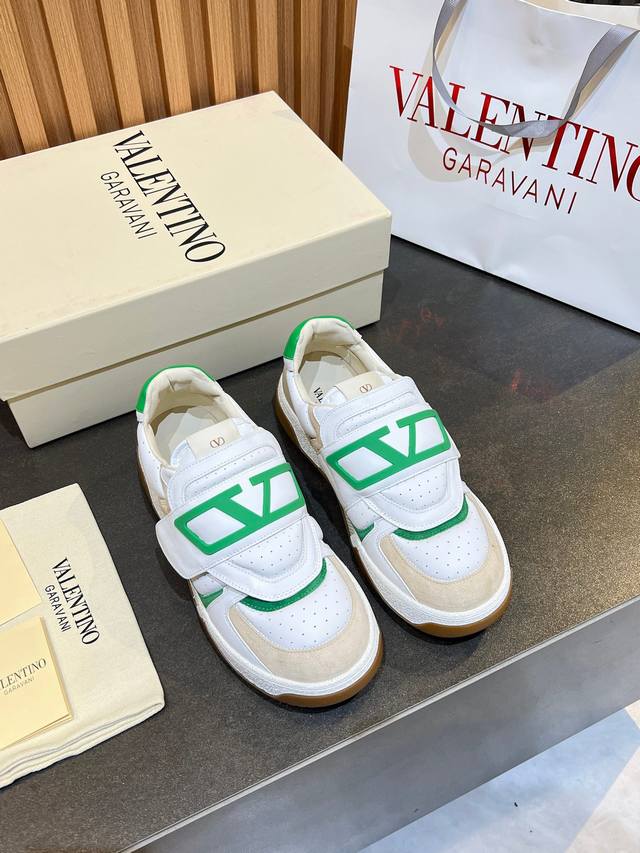 Valentino couple sneakers series Valentino 2025 new couple sneakers are on sale.