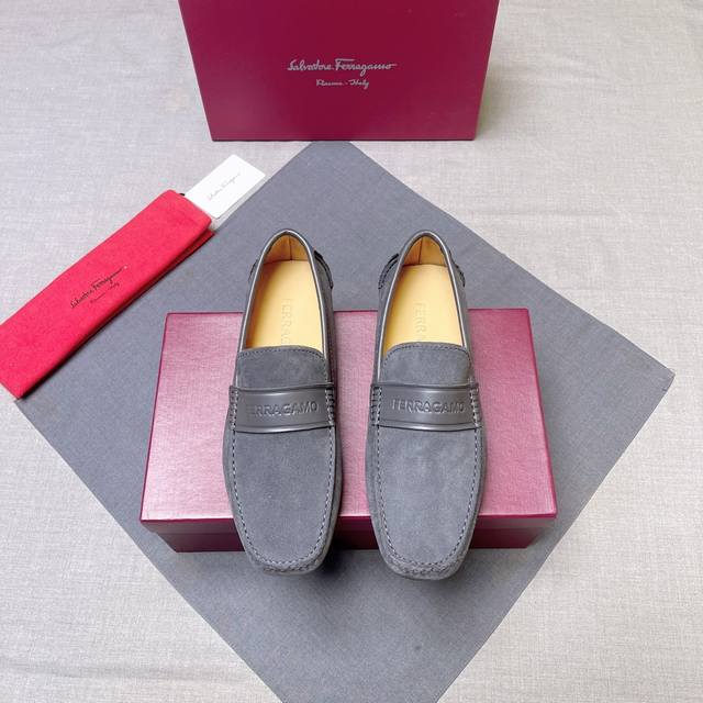 Ferragamo high-end version of the latest hit, top quality. The upper is made of
