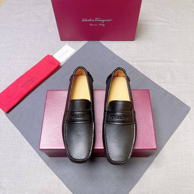 Ferragamo high-end version of the latest hit, top quality. The upper is made of