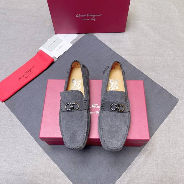 Ferragamo high-end version of the latest hit, top quality. The upper is made of