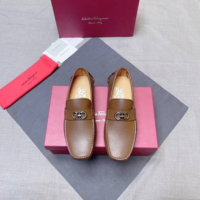 Ferragamo high-end version of the latest hit, top quality. The upper is made of
